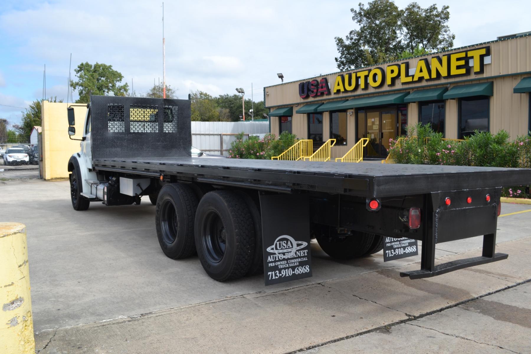 2018 WHITE /BLACK FREIGHTLINER M2-112 with an CUMMINS L9 8.9L 370HP engine, EATON FULLER 10SPD MANUAL transmission, located at 9172 North Fwy, Houston, TX, 77037, (713) 910-6868, 29.887470, -95.411903 - TANDEM AXLE, 56,000LB GVWR , 26FT FLATBED , 96" WIDE, AIR RIDE, RATIO: 3.55 , WB: 270" , DUAL 60 GALLON FUEL TANKS, POWER WINDOWS, LOCKS, & MIRRORS, DIFFERENTIAL LOCK - Photo #5